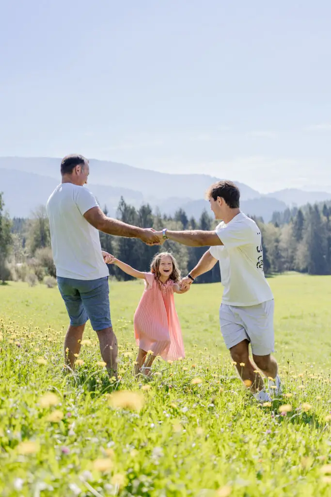 Authentische-Familienbilder-beim-Spielen