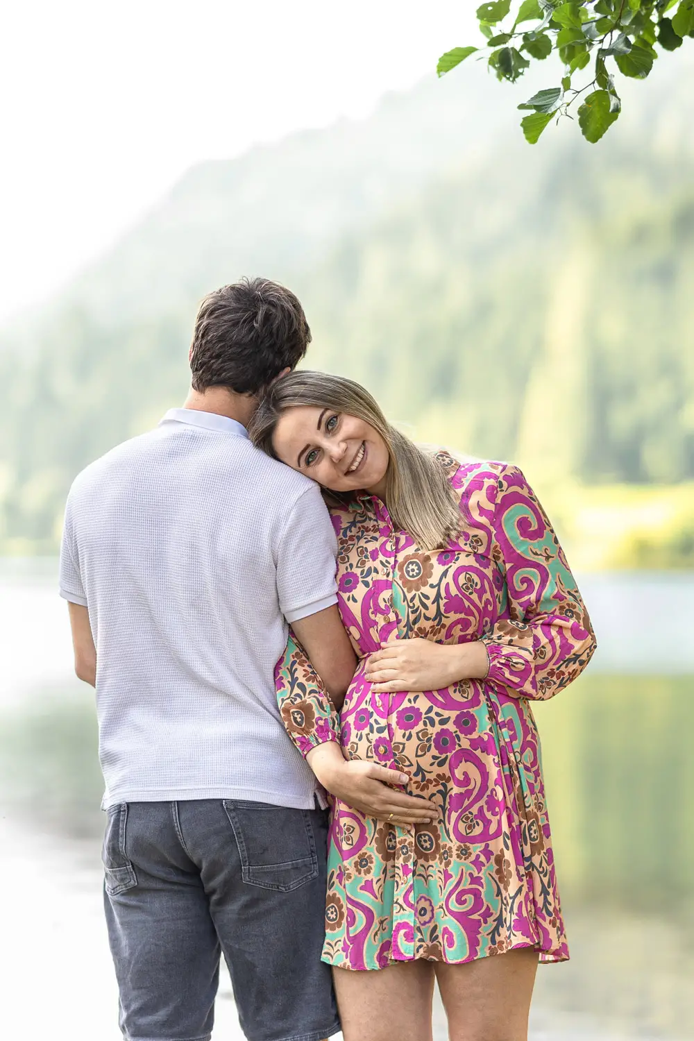 Babybauchshooting-am-See-im-Sommer