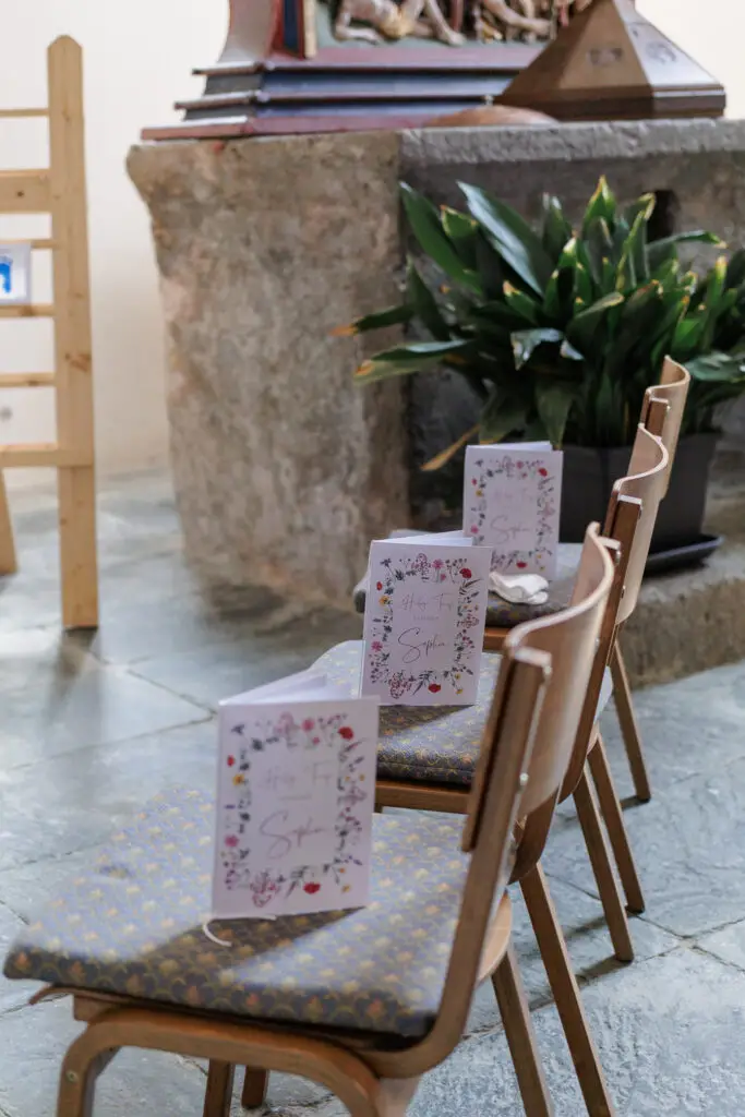 Bilder-der-Dekoration-in-der-Kirche-bei-der-Taufe