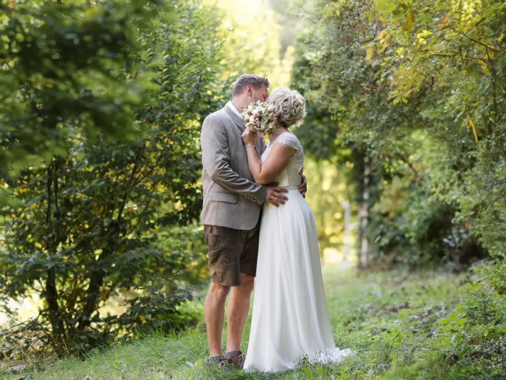 Bilder-vom-Brautpaar-im-Grünen