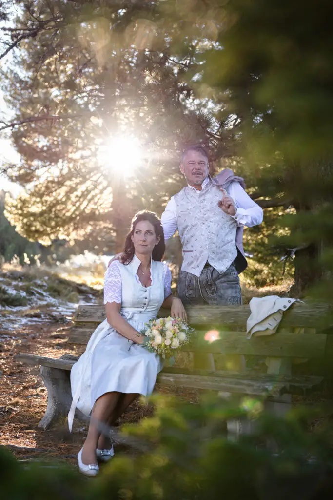 Brautbilder-im-Wald-bei-niedrigem-Sonnenstand