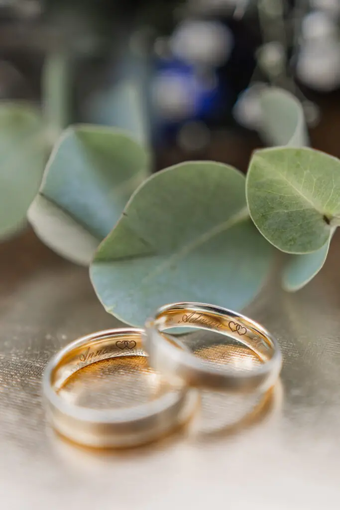 Detailaufnahme-der-Hochzeitsringe
