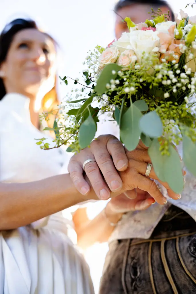 Detailaufnahme-der-Ringe-mit-Brautstrauss