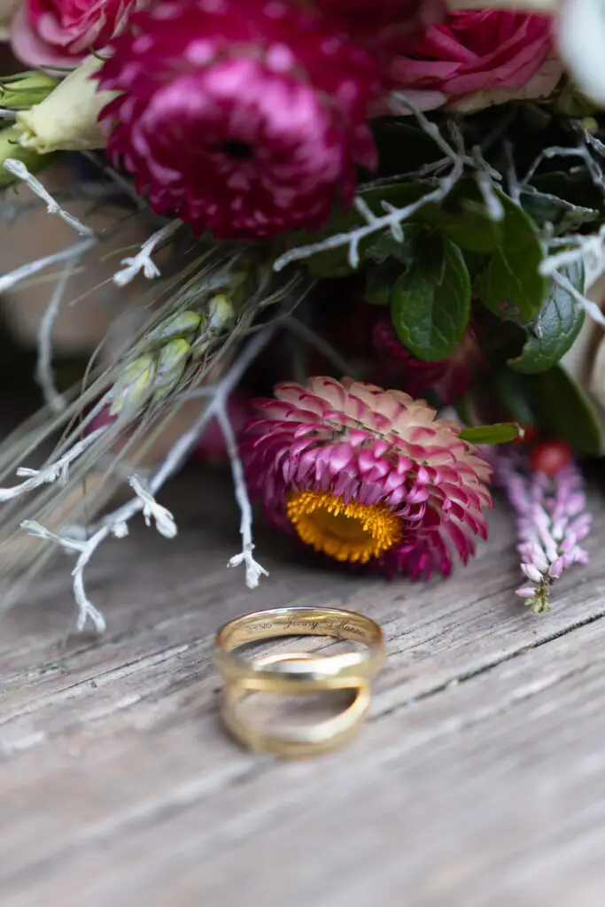 Detailbild-der-Ringe-und-des-Blumenstrausses