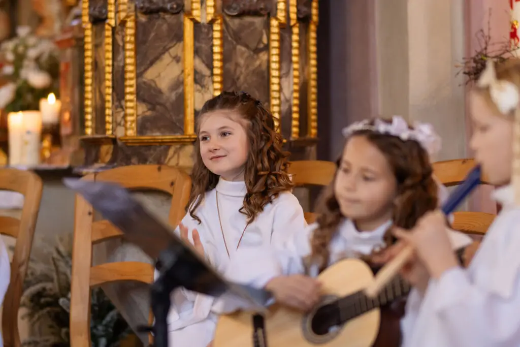 Erstkommunion-Bilder-in-der-Kirche-bei-der-Feier