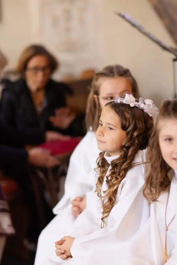 Erstkommunion-Bilder-in-der-Kirche-im-weissen-Kleid