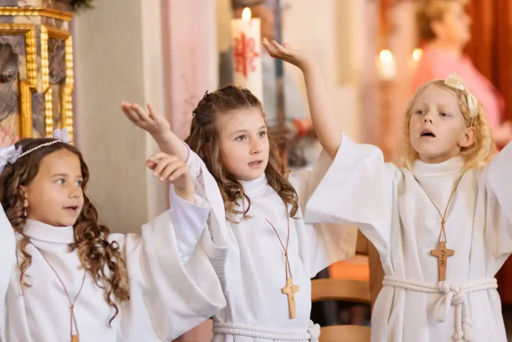Erstkommunion-Bilder-in-der-Kirche-von-den-singenden-Kindern