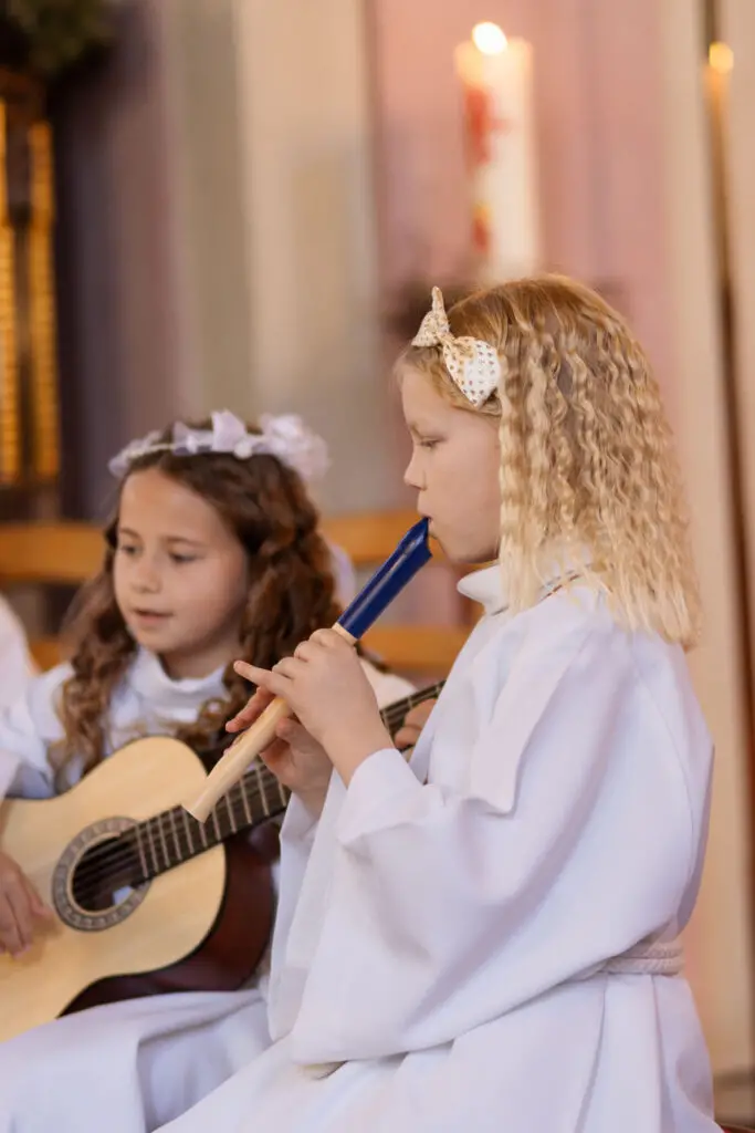 Erstkommunion-Musizieren-in-der-Kirche