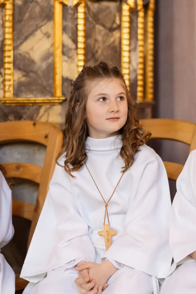 Erstkommunion-Portrait-in-der-Kirche