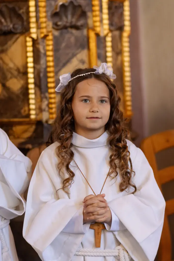 Erstkommunion-Portrait-in-der-Kirche-vom-Erstkommunionskind