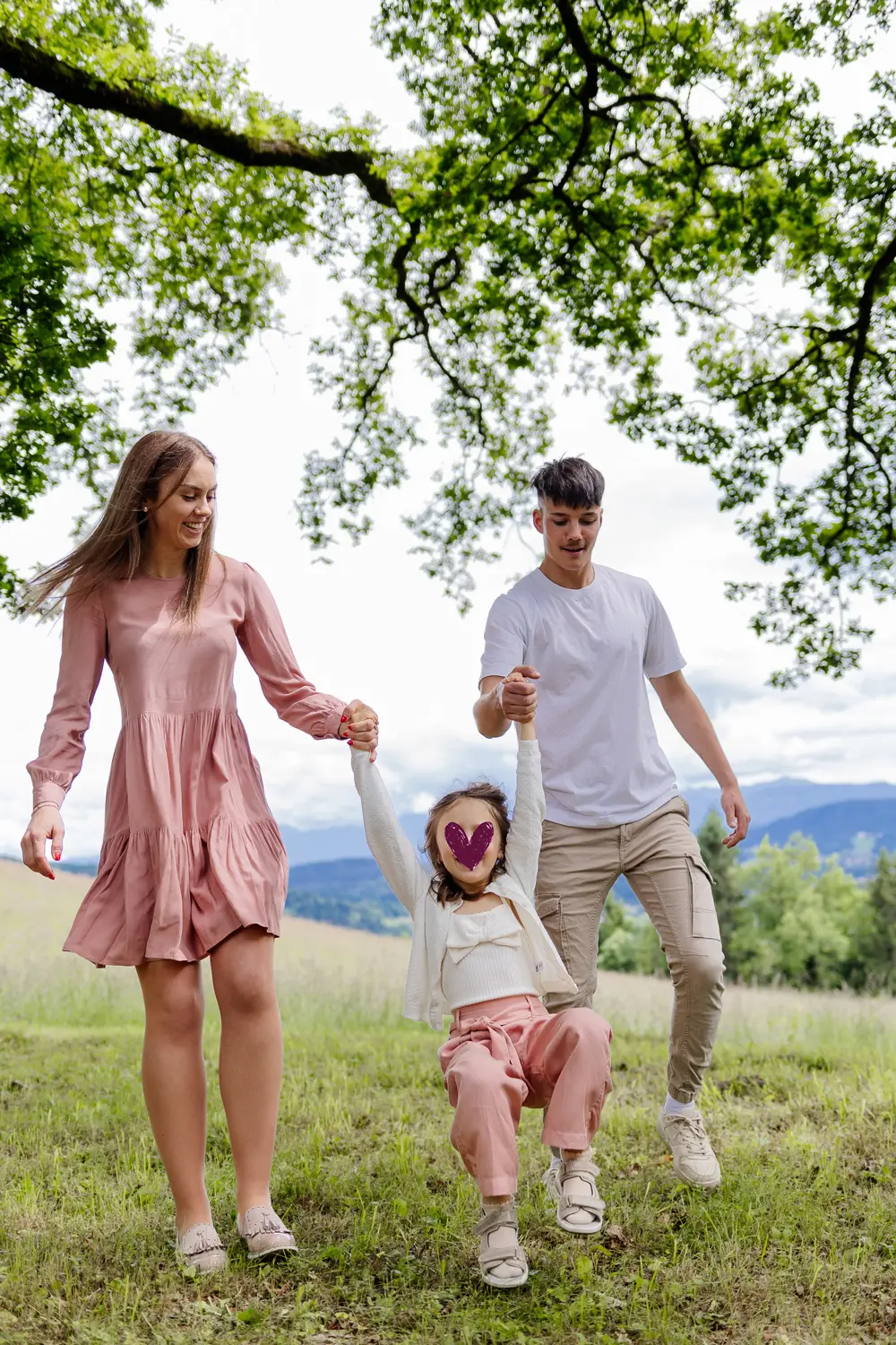 Geschwisterfoto-in-der-Natur