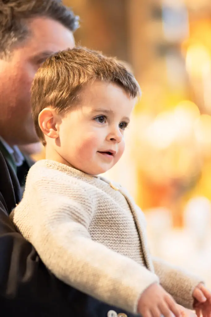 Grosser-Bruder-bei-der-Taufe