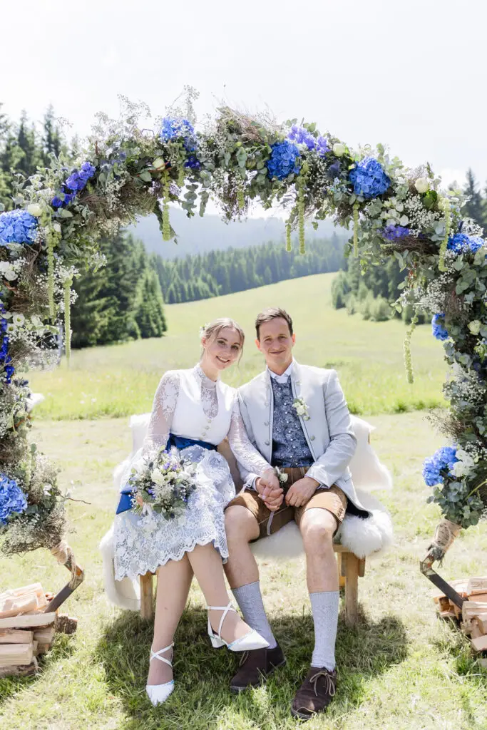 Hochzeitsbild-unter-dem-Blumenbogen