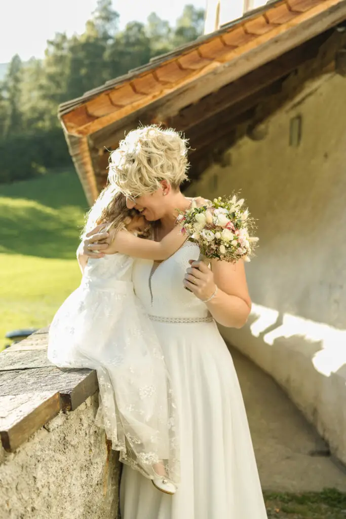 Hochzeitsbilder-von-Braut-und-Tochter