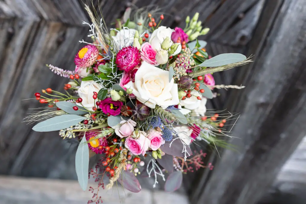 Hochzeitsstrauss-auf-Holzboden