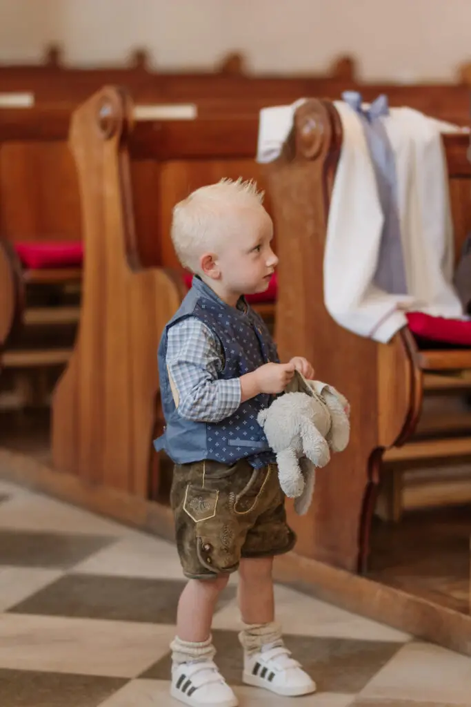 Junge-bei-der-Taufe-in-der-Kirche