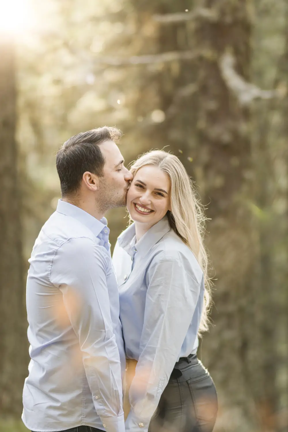 Pärchenbilder-im-Wald-bei-Gegenlicht