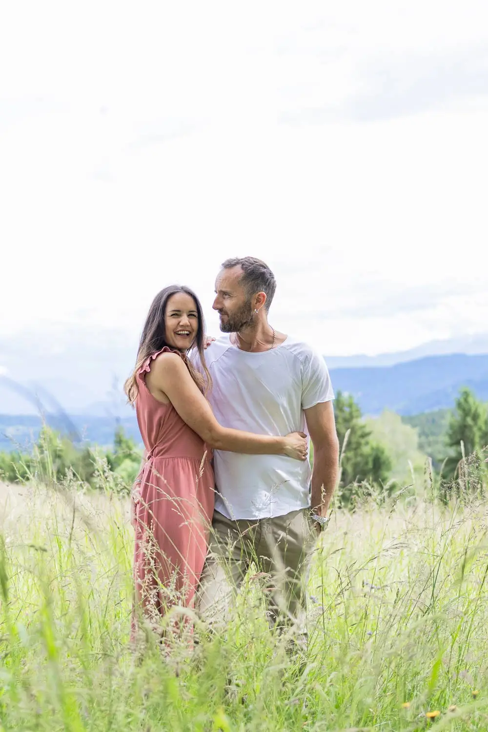 Shooting-von-einem-Paar-in-der-Wiese