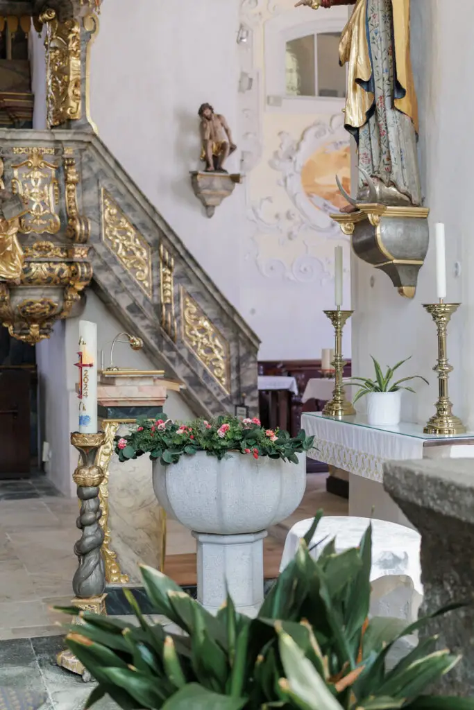 Taufe-Bild-in-der-Kirche