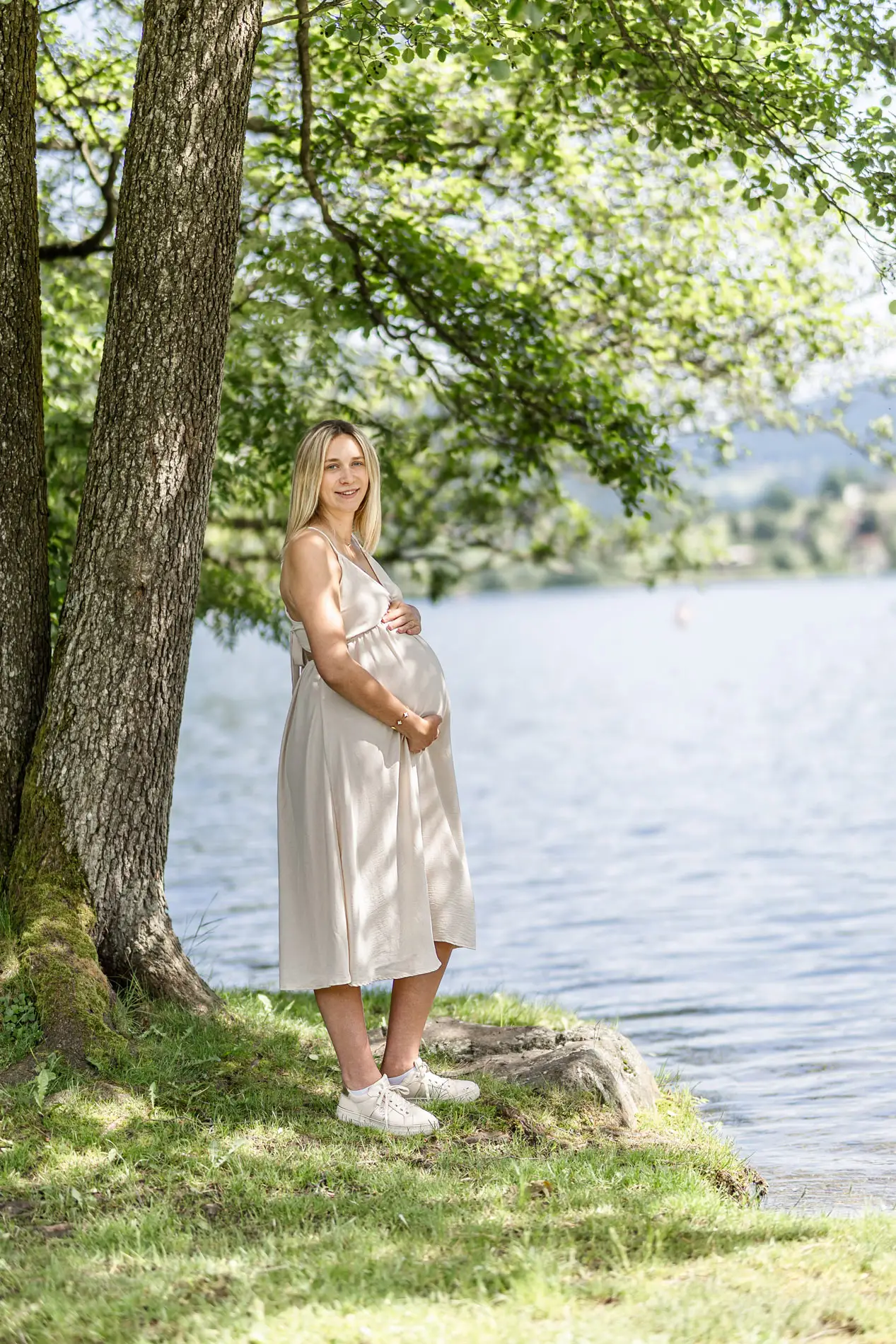 Bilder-vom-Babybauchshooting-in-der-Natur-am-See