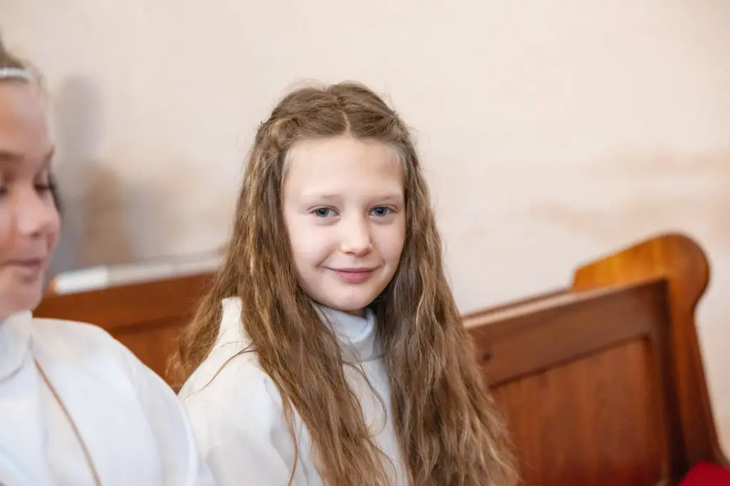 Portrait-in-der-Kirche-bei-der-Erstkommunion