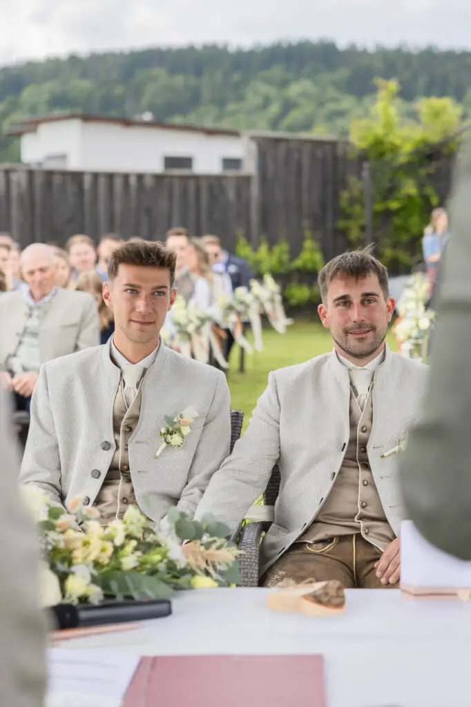 Authentische-Bilder-während-der-Trauungszeremonie-im-Freien