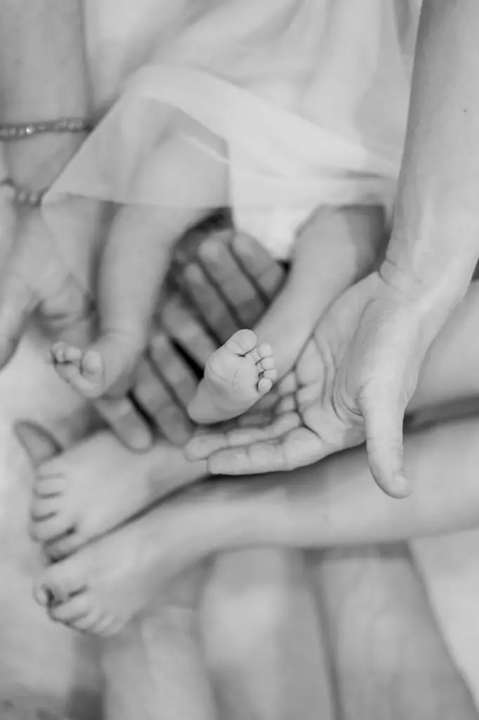 Babyfotografie-Familienbilder-in-Schwarz-Weiss