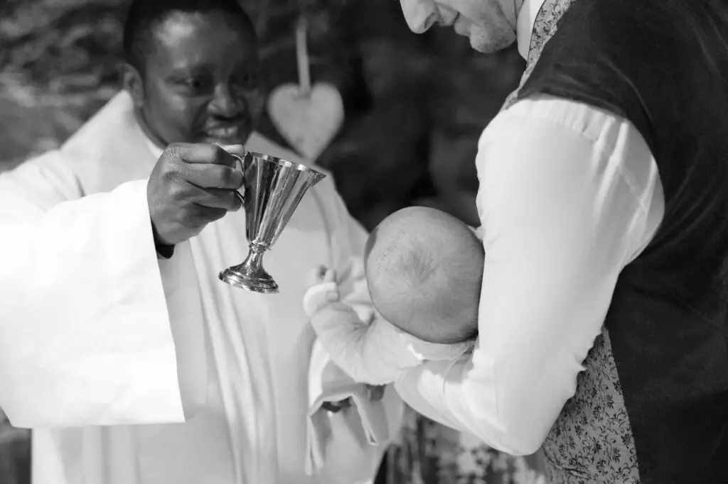 Bild-bei-der-heiligen-Tauf-in-einer-Grotte