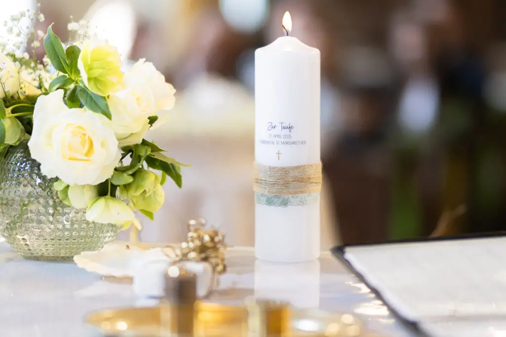 Detail-Taufkerze-in-der-Kirche