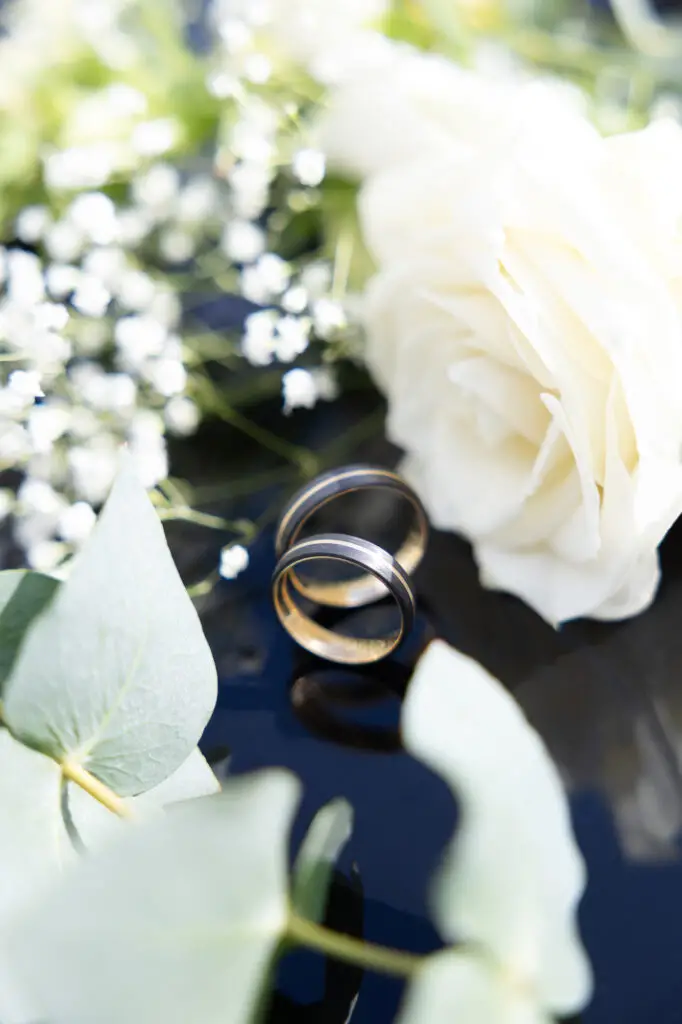 Eheringe-in-schwarz-und-gold