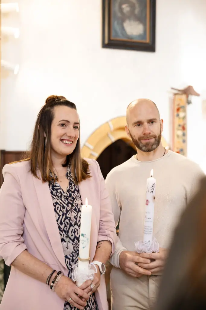 Eltern-während-der-Taufe-mti-den-Taufkerzen