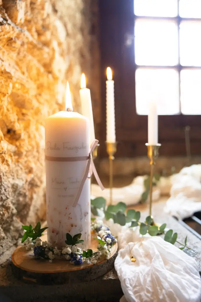 Heilige-Taufkerze-und-ein-goldenes-Taufkettchen