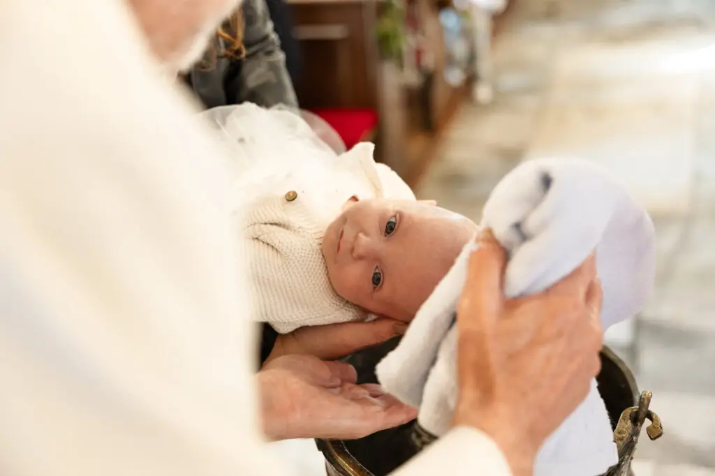 Heilige-Taufzeremonie-Bild-über-dem-Taufbecken