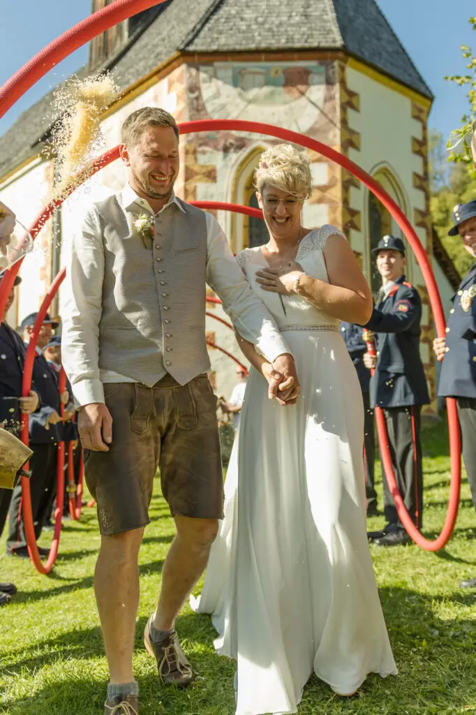 Hochzeit-Auszug-aus-der-Kirche-des-Brautpaares