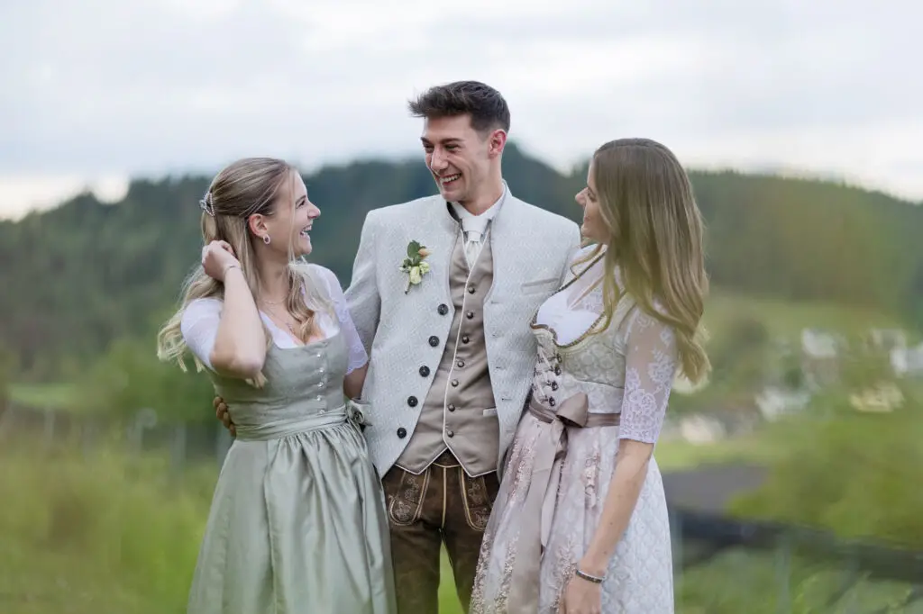 Hochzeitsbilder-mit-den-besten-Freundinnen-in-Tracht