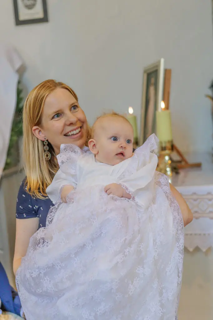 Natürliche-Bilder-bei-der-Taufe-fotografieren