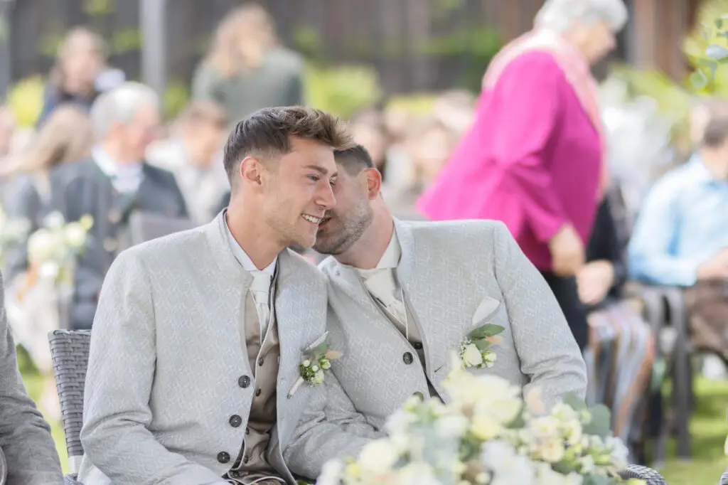 Natürliche-Bilder-bei-der-Trauung-im-Freien