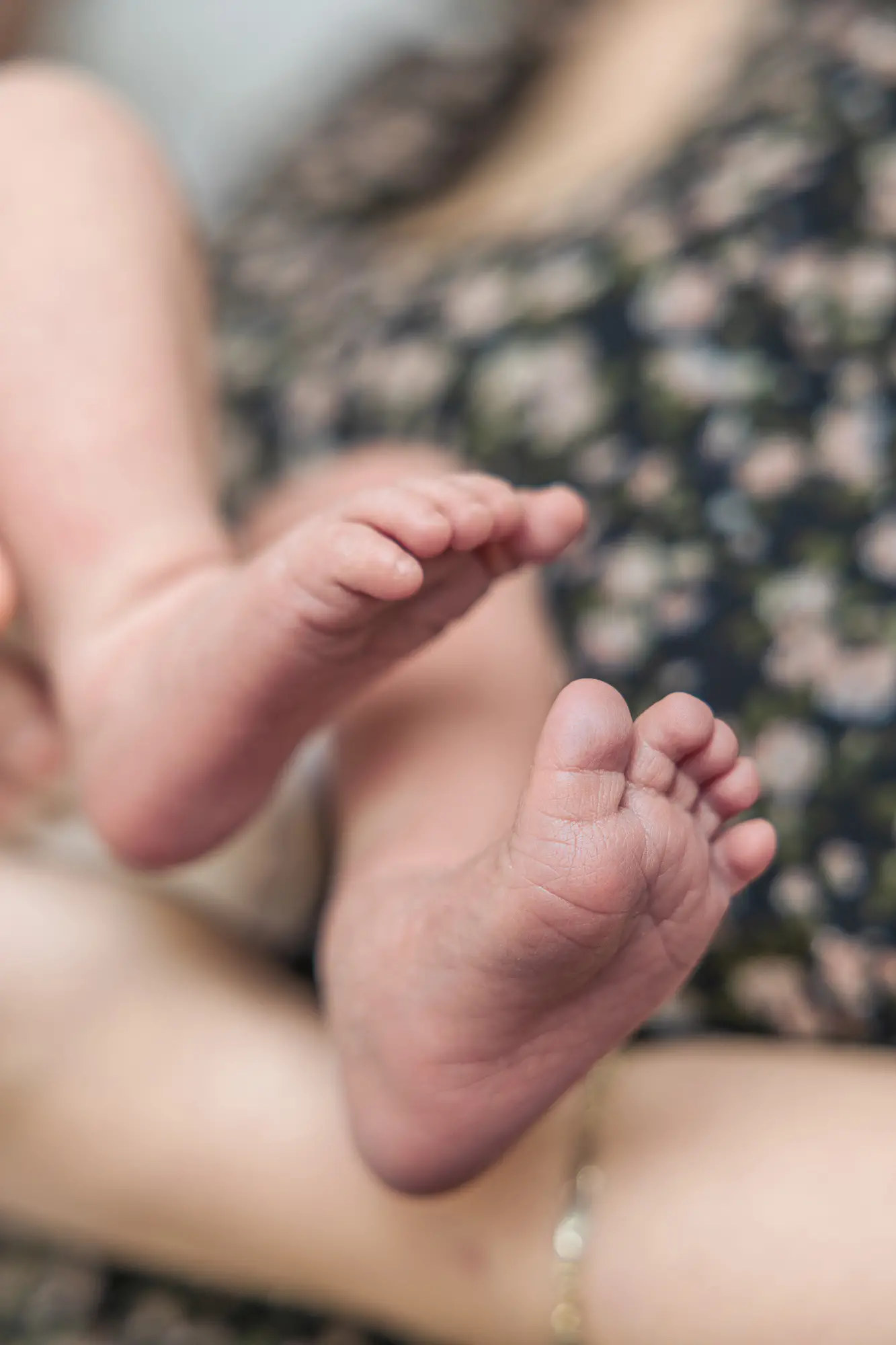 Natürliche-Fotos-von-Neugeborenen-bei-einer-Homestory