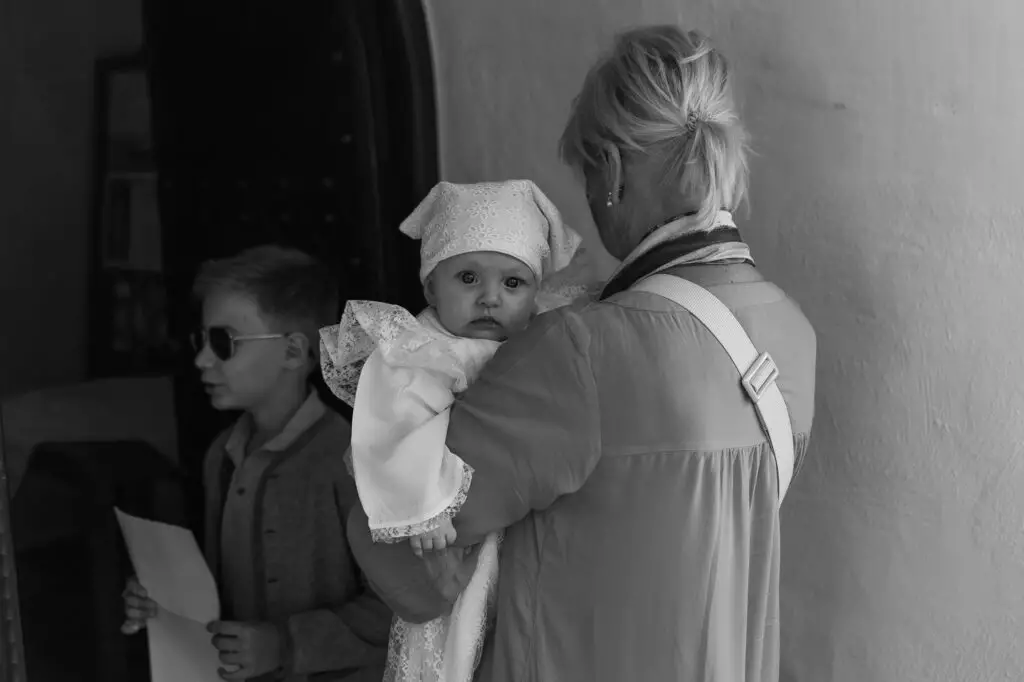 Taufbilder-Zeremonie-in-der-Kirche