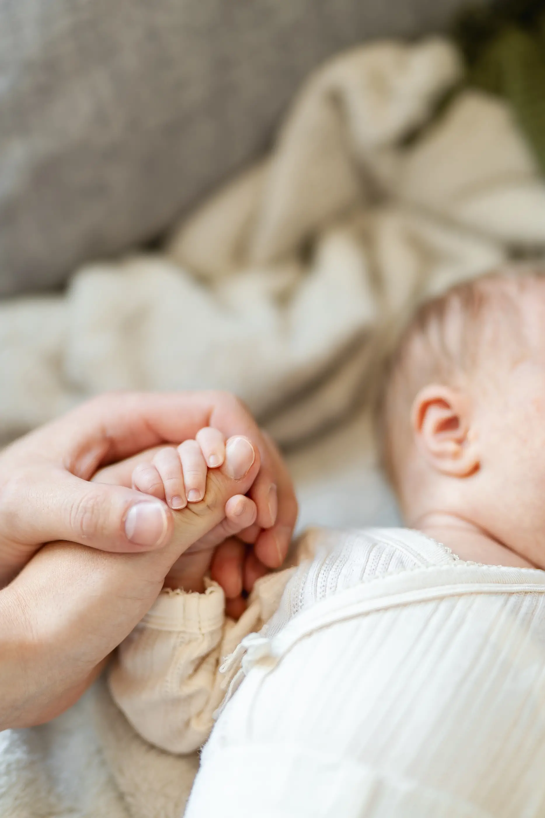 Babyshooting-Detailbilder-Babygirl-Händehalten-Fotografie