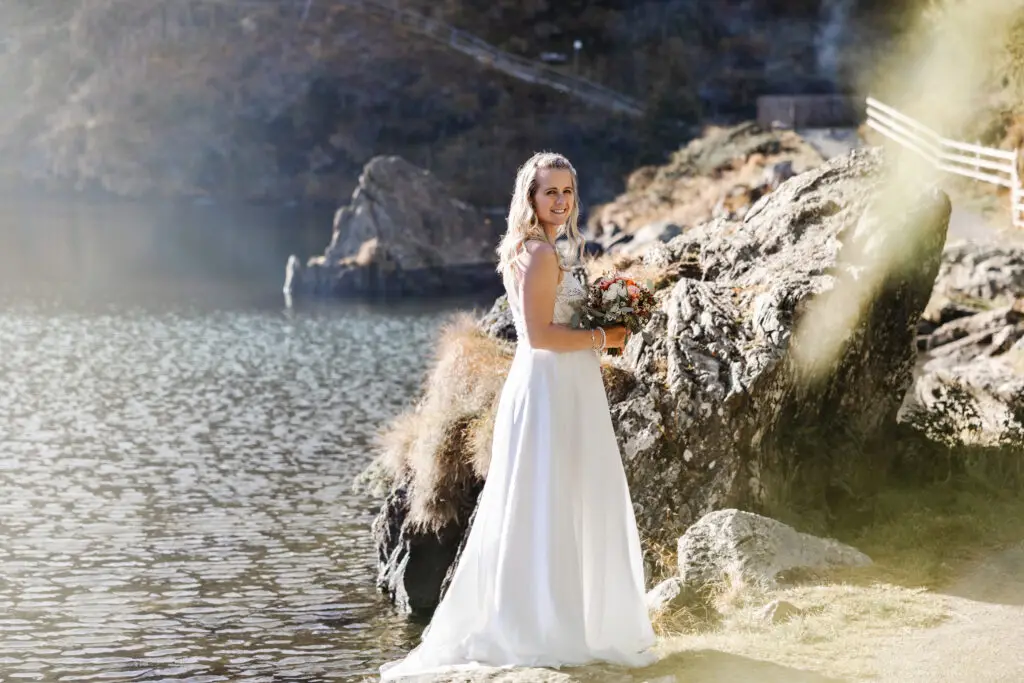 Bild-Braut-am-Fuße-eines-Berges-Falkertsee