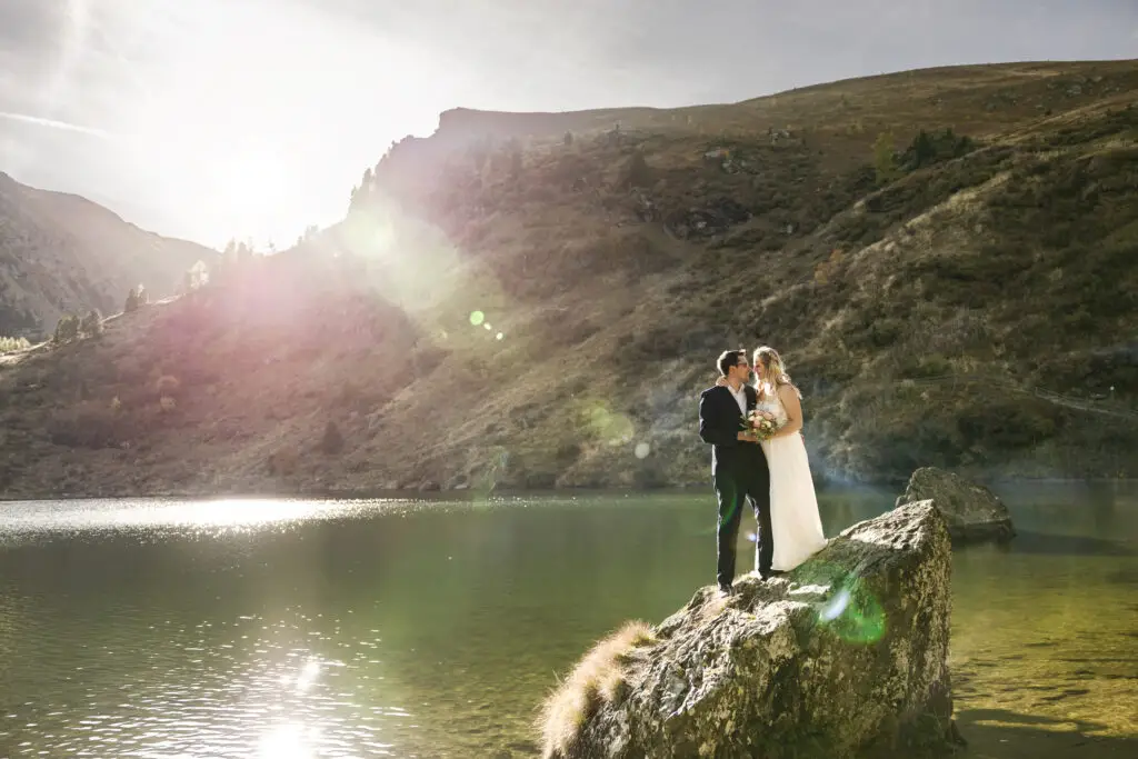 Hochzeitsbilder-am-Felsen-beim-See-am-Falkert-im-Herbst