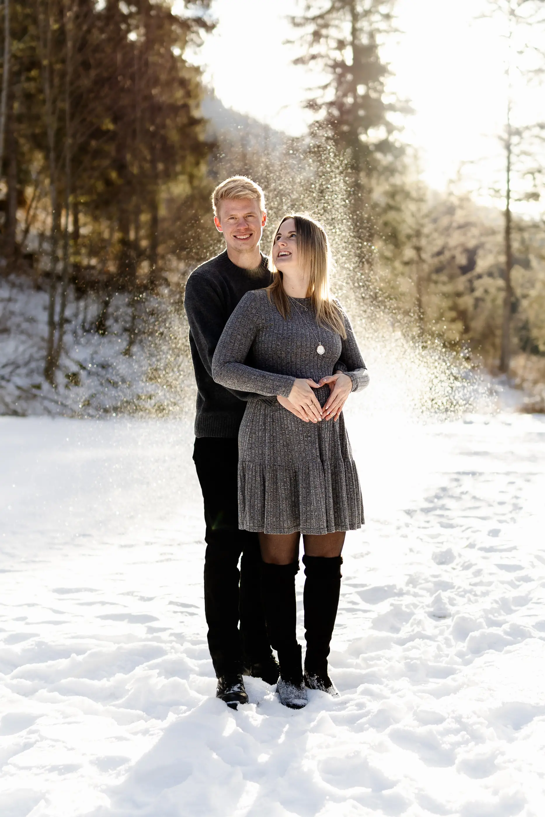 Babybauchshooting-im-Winter-im-Schnee