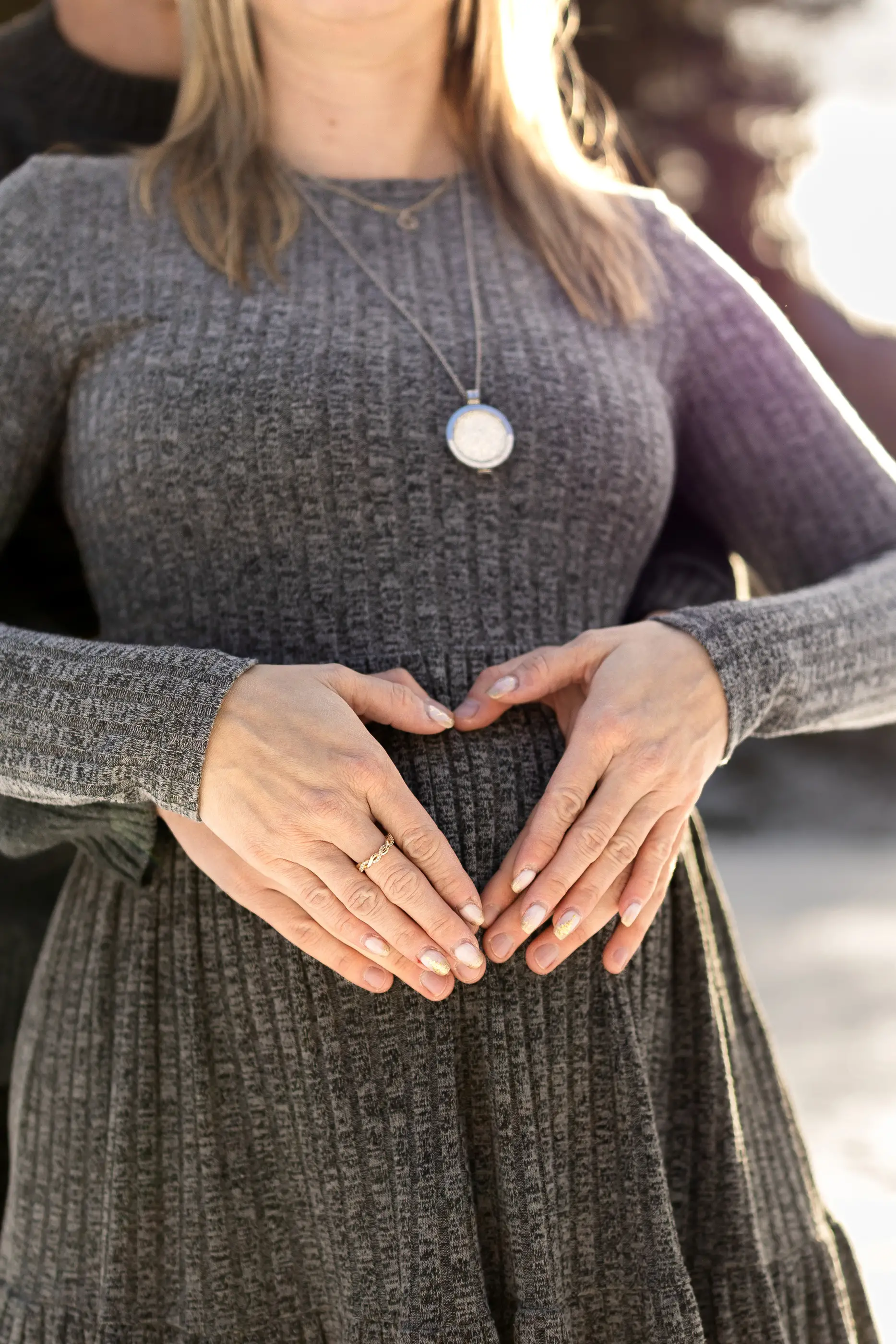 Detailbilder-Babybauch-Fotoshooting-Winter