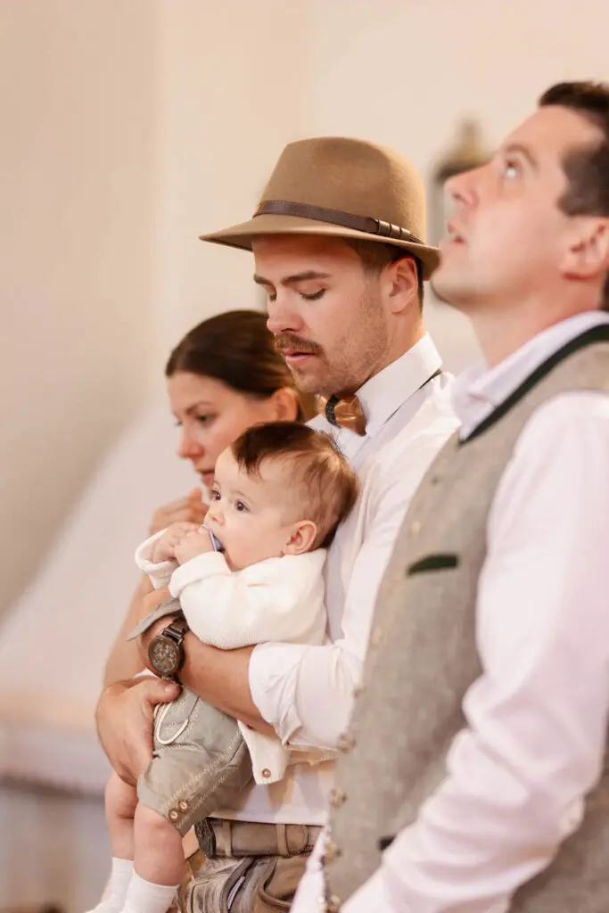 Begleitung-der-Taufzeremonie-in-der-Kirche