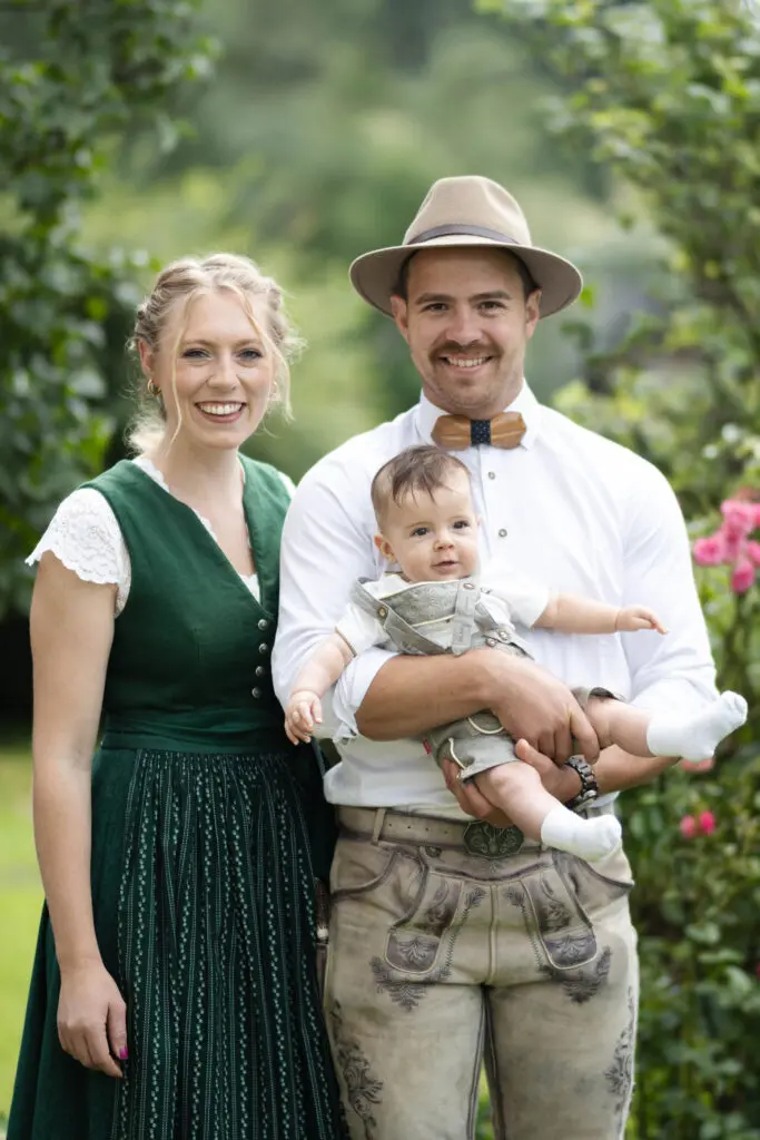 Bilder-mit-dem-Taufkind-nach-der-Taufzeremonie-im-Freien