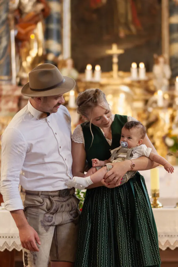Bilder-mit-den-Taufpaten-in-der-Kirche
