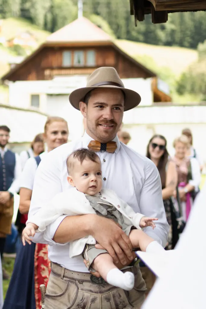 Empfang-Taufzeremonie-vor-der-Kirche