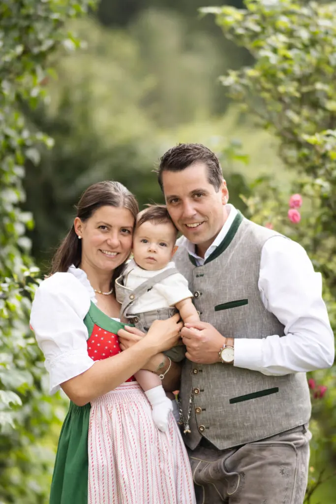 Taufe-Familienbild-im-Freien