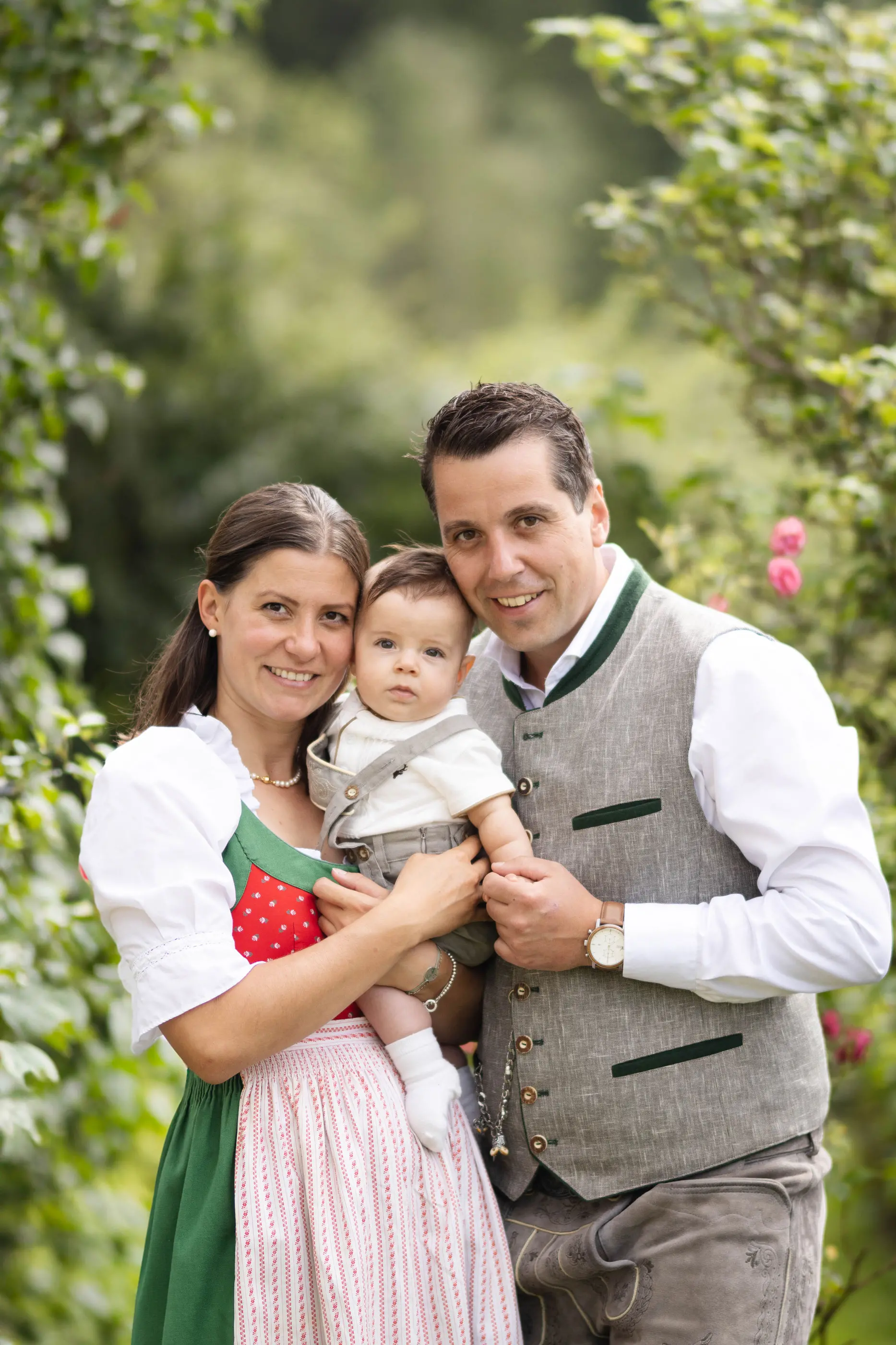 Taufe-Familienbild-im-Freien